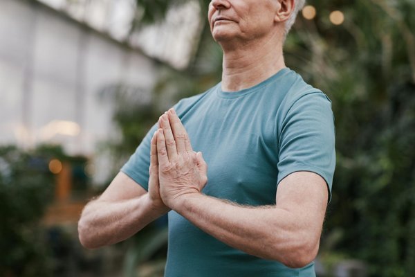 Découvrez comment le yoga transforme la santé des séniors : Une thérapie incontournable à essayer !