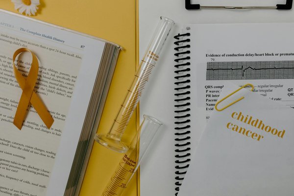 Hépatite C chez les enfants : Symptômes traitements et conseils essentiels pour les parents